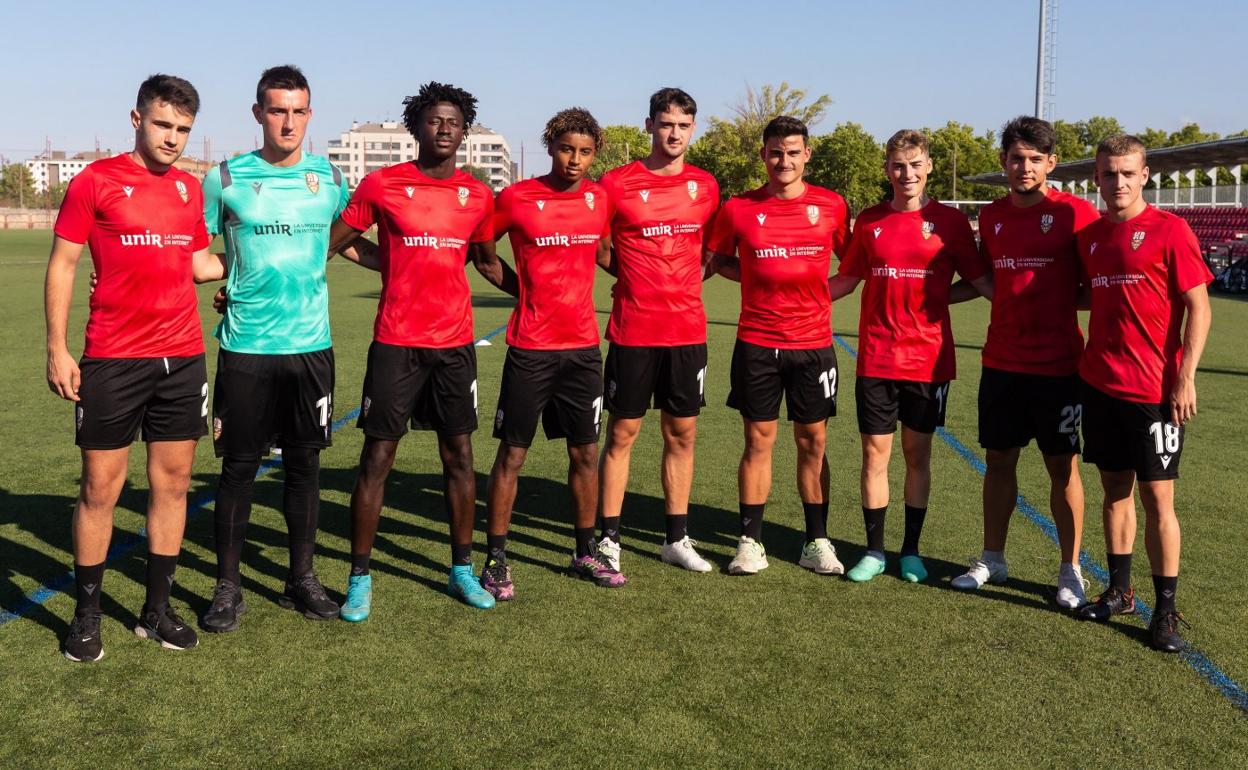 Algunos de los jugadores de la UD Logroñés B posan en el primer entrenamiento de la pretemporada. 