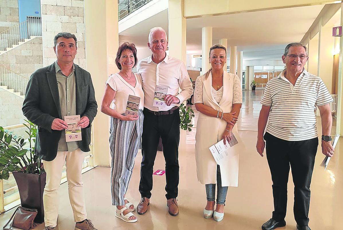 Carlos Fuentes, Berny Angulo, Pablo Hermoso de Mendoza, Beatriz Nalda y Alfonso Ruiz, ayer tras la presentación del programa educativo de Amigos del Plus Ultra. 