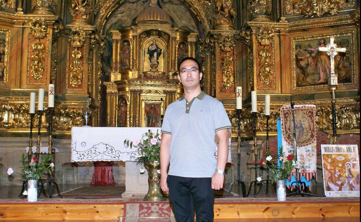 Pablo Yu posa ante el altar mayor de la iglesia de Tricio, un día antes de abandonar al localidad rumbo a Bilbao, donde ejercerá su sacerdocio. 