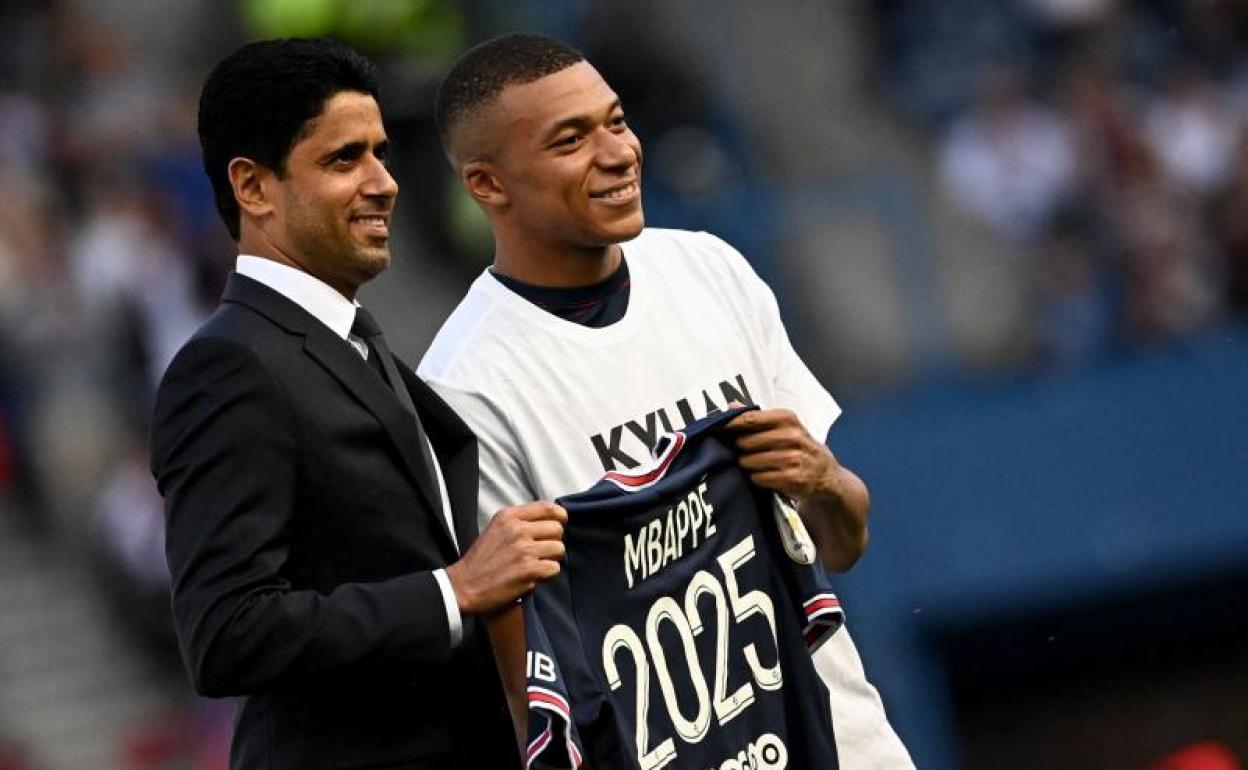 El presidente del PSG, Nasser Al-Khelaifi, y Kylian Mbappé. 