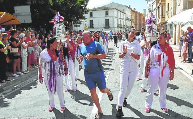 A las danzantes que quieren la Gaita mixta también se les unió gente en el baile.