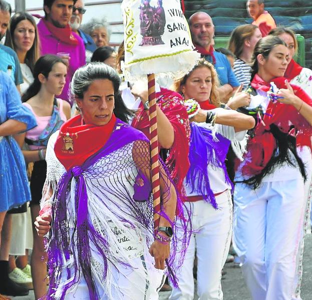 La bandera principal del grupo de danzantes femenino. 