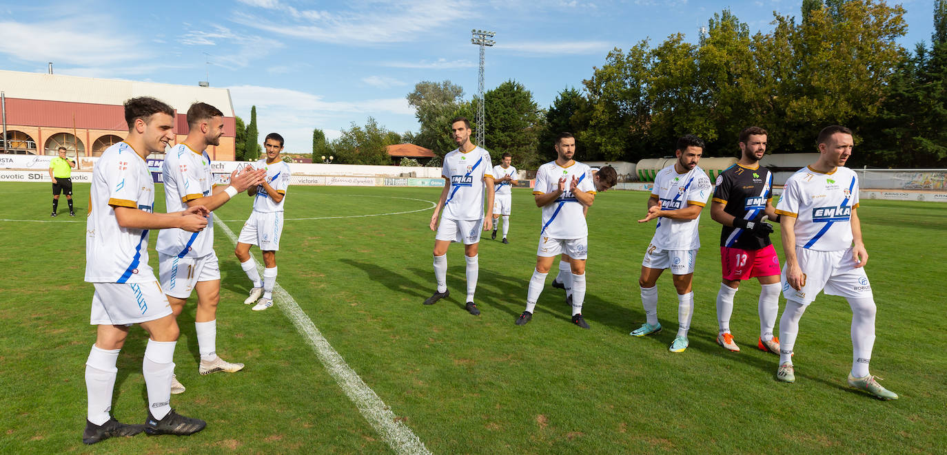 Fotos: Dulce estreno del Arnedo en Segunda RFEF