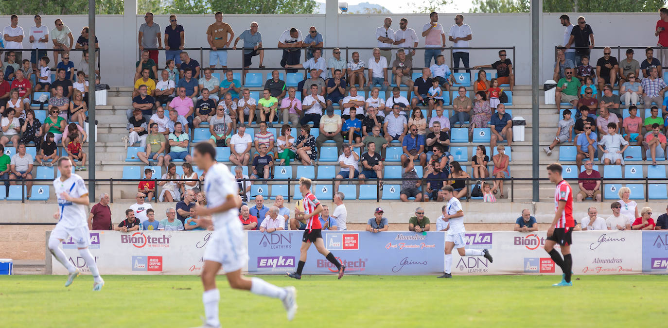 Fotos: Dulce estreno del Arnedo en Segunda RFEF