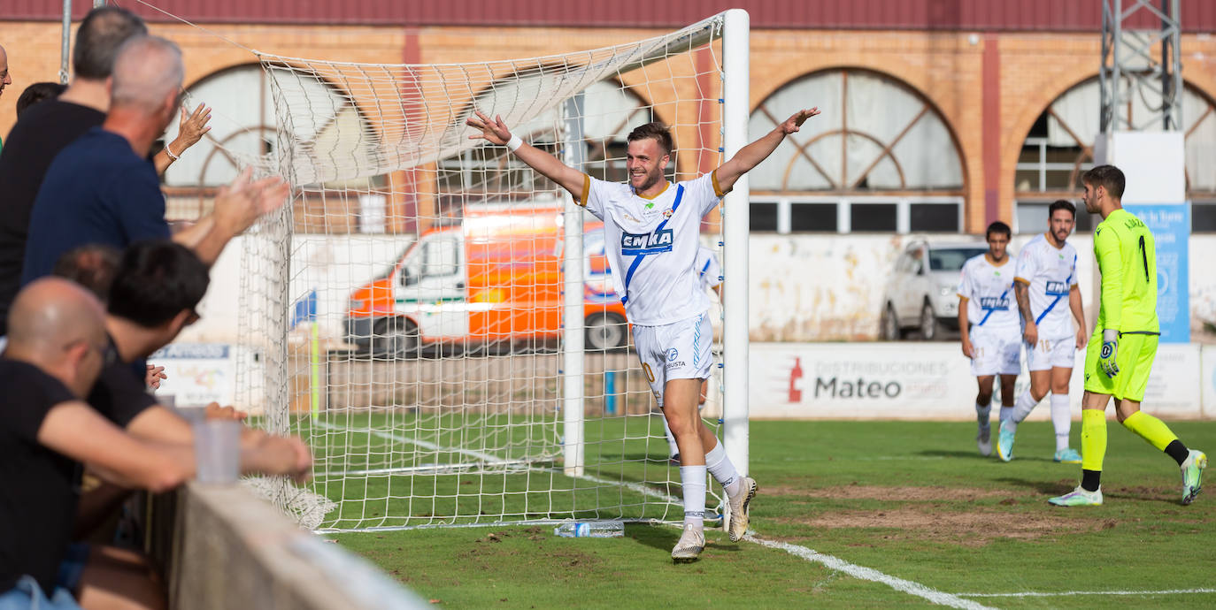 Fotos: Dulce estreno del Arnedo en Segunda RFEF