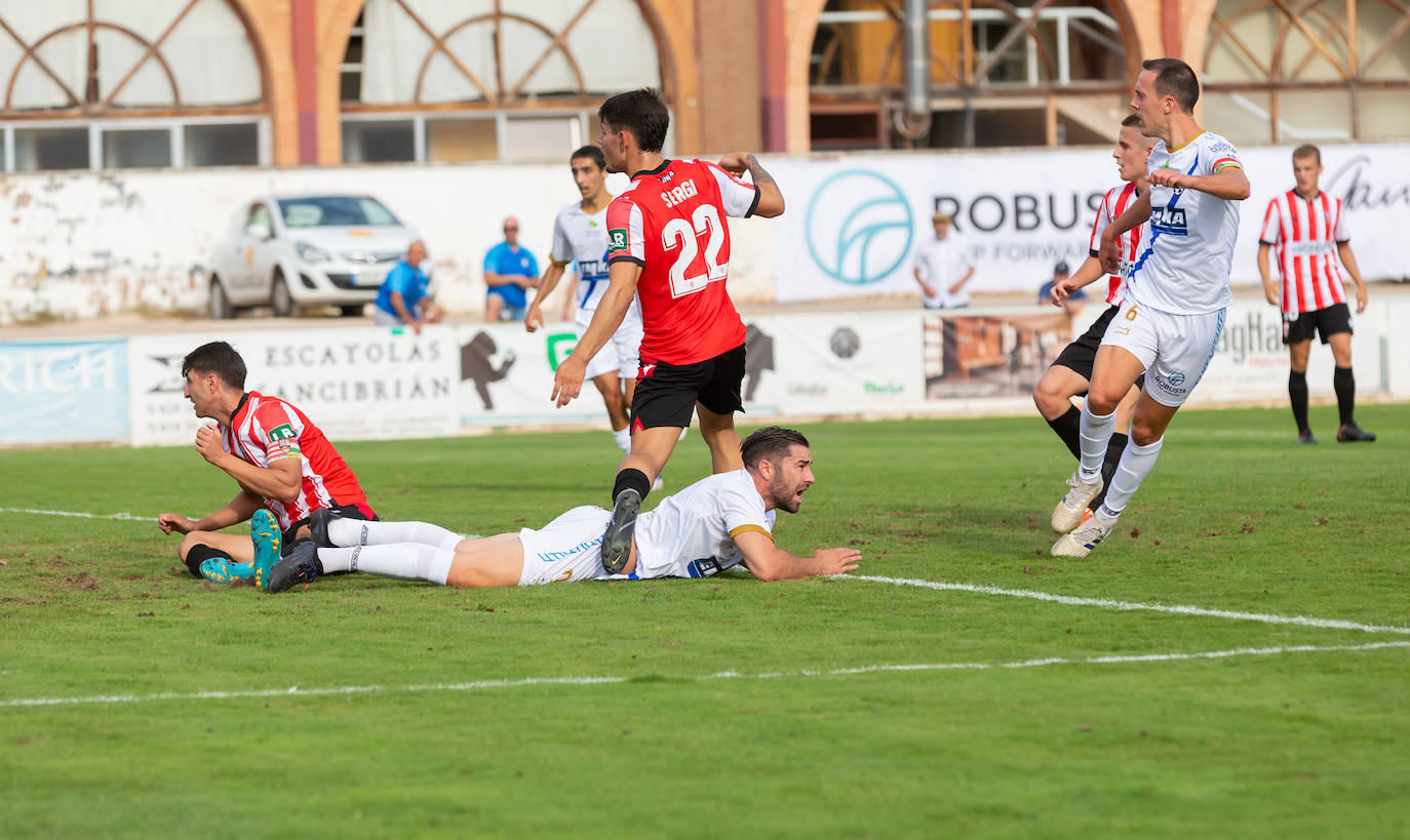 Fotos: Dulce estreno del Arnedo en Segunda RFEF