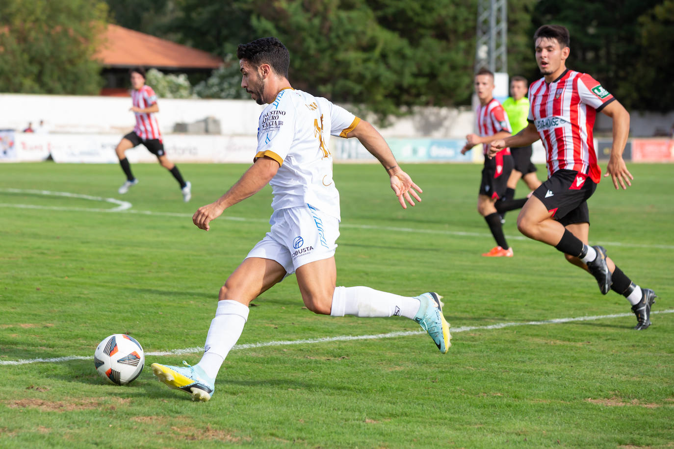 Fotos: Dulce estreno del Arnedo en Segunda RFEF