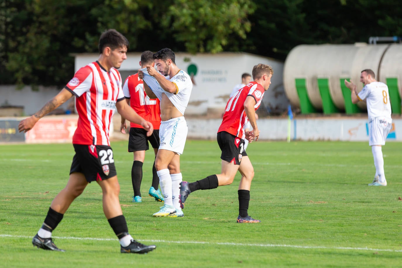 Fotos: Dulce estreno del Arnedo en Segunda RFEF