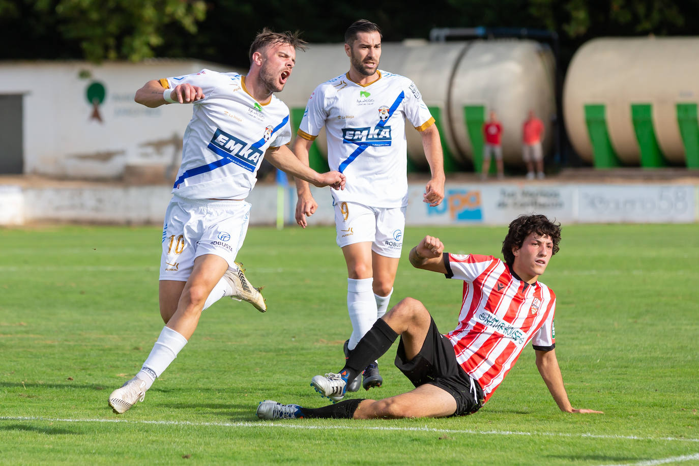 Fotos: Dulce estreno del Arnedo en Segunda RFEF