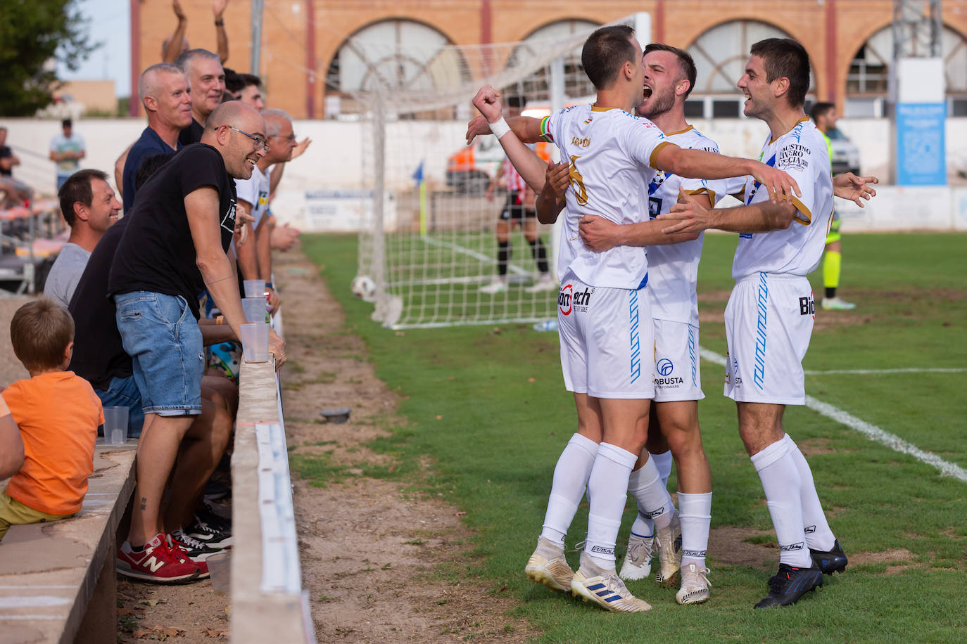 Fotos: Dulce estreno del Arnedo en Segunda RFEF