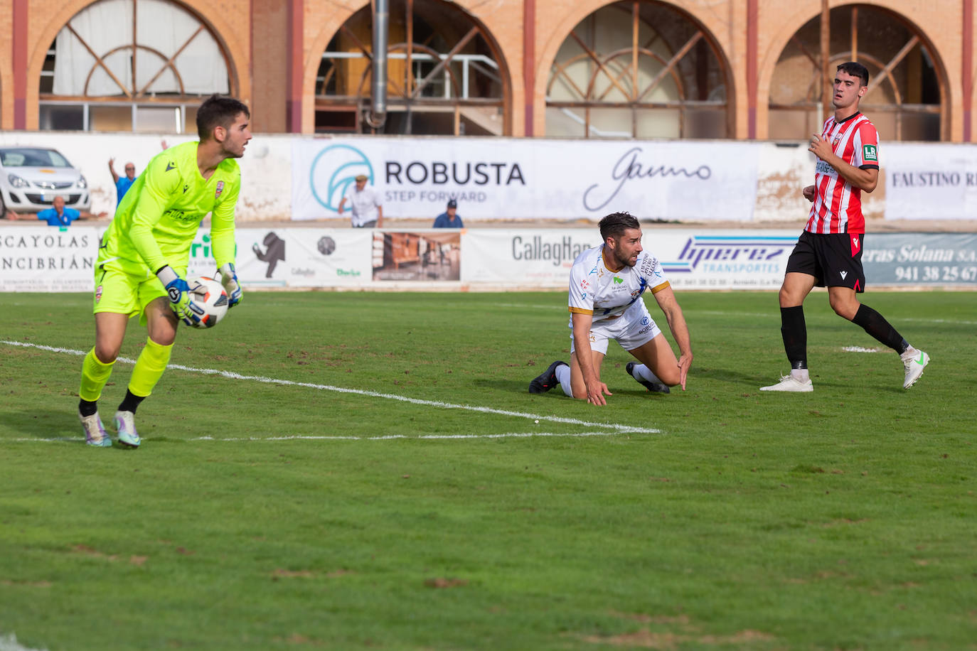 Fotos: Dulce estreno del Arnedo en Segunda RFEF