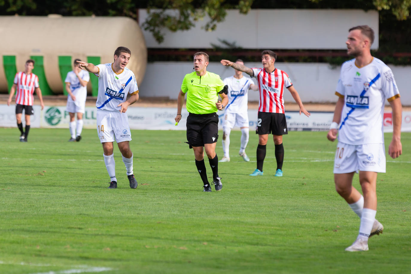 Fotos: Dulce estreno del Arnedo en Segunda RFEF