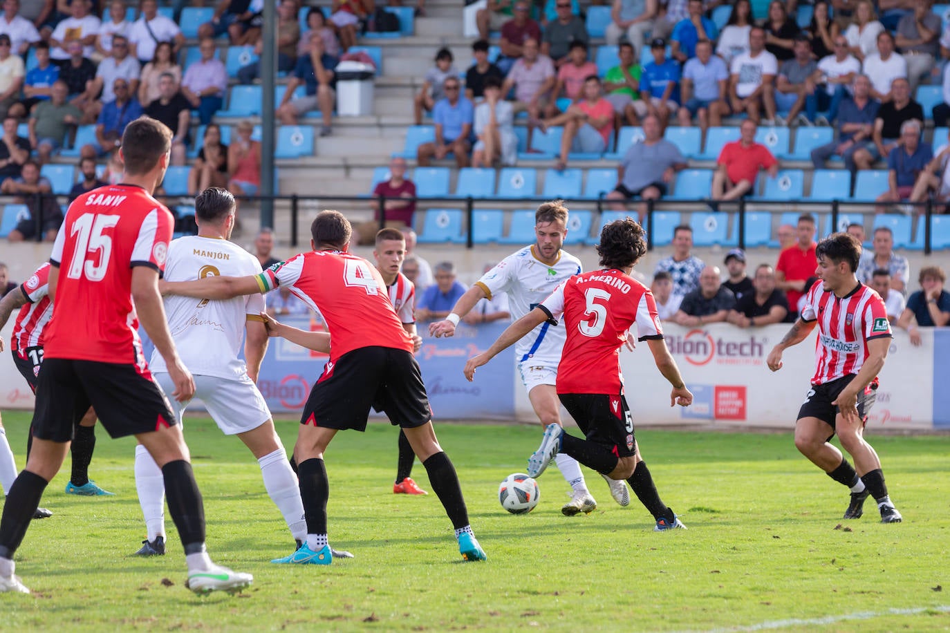 Fotos: Dulce estreno del Arnedo en Segunda RFEF