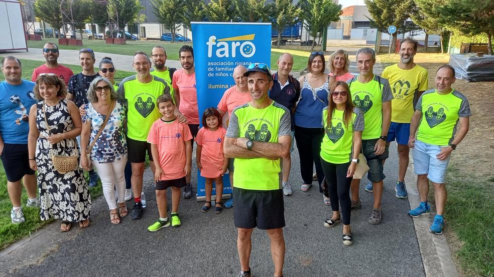 Rubén Zabala, en medio, adelantado, rodeado de otros corredores, miembros de Faro y Rubén Antoñanzas. 