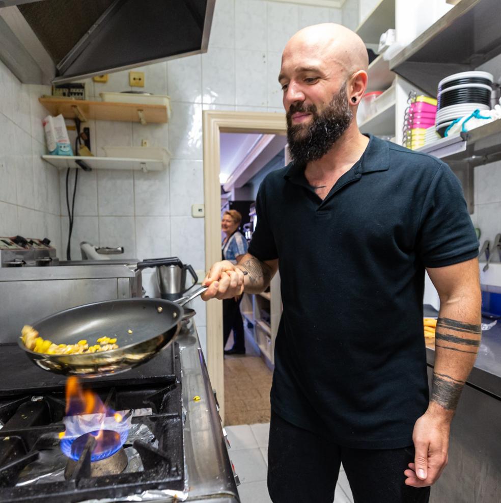 Jorge Alonso cocinando en su establecimiento 'Sol Veggie'. 