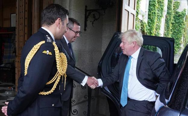 Johnson, a su llegada a Balmoral, donde se ha reunido con la reina Isabel II