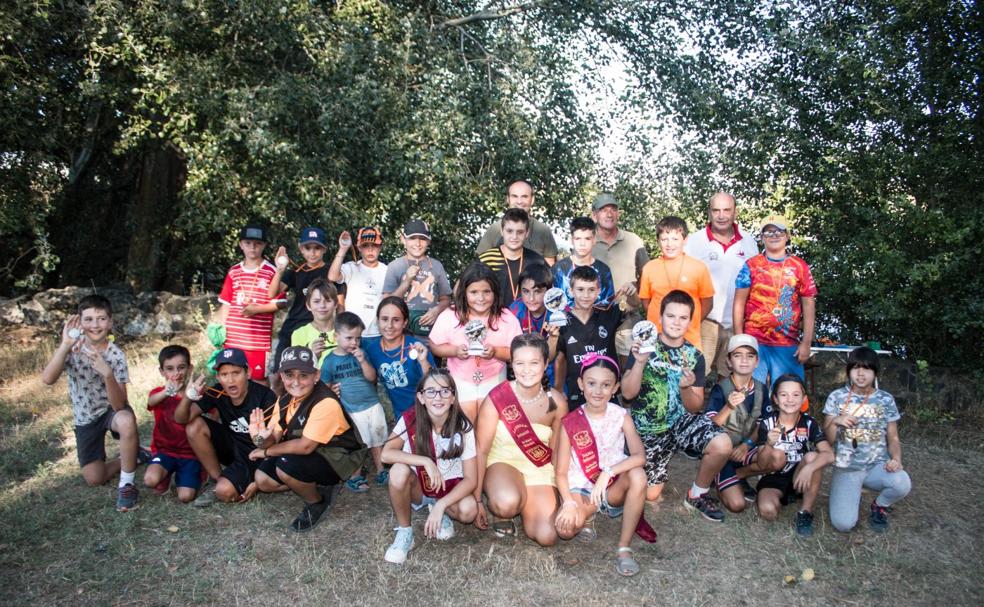 Ganadores, participantes y organizadores, ayer, al término del concurso de pesca. 