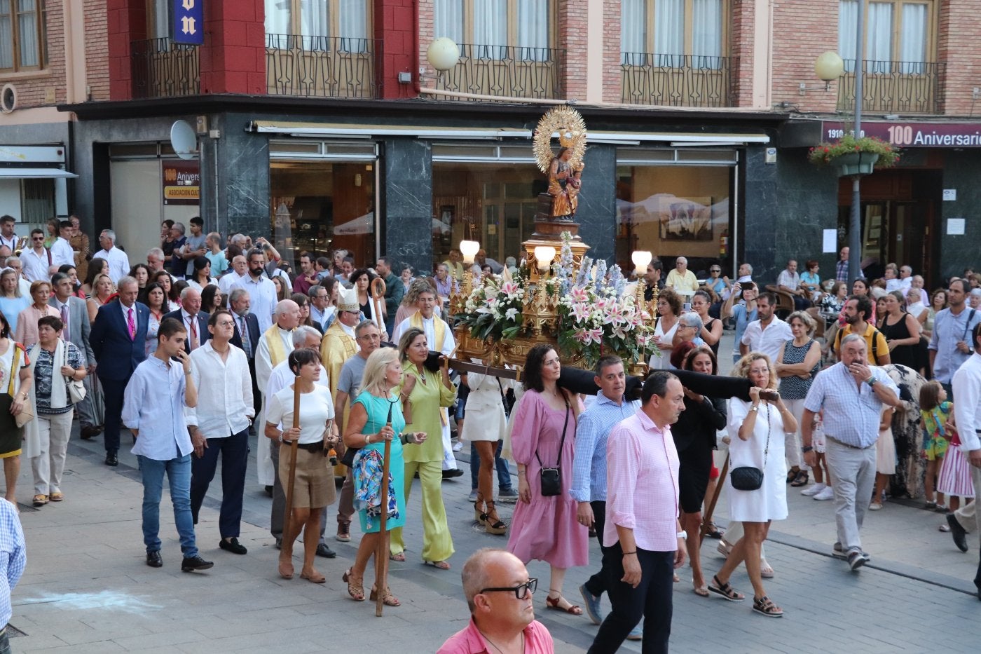 Los alfareños acompañaron en procesión a la patrona con la presencia de la Corporación, el obispo de la Diócesis y sacerdotes. 