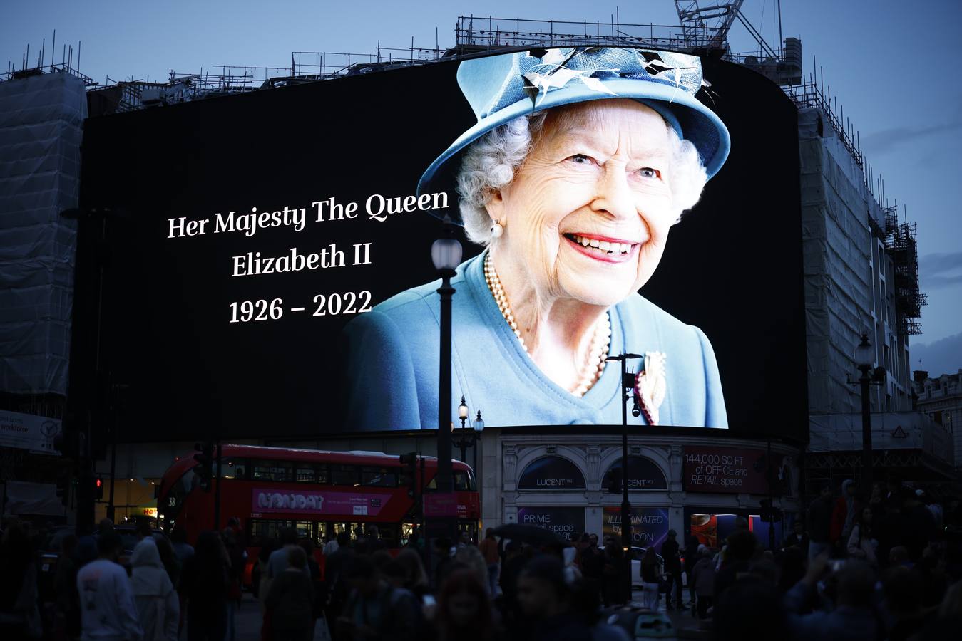 Una pantalla conmemorativa de la reina Isabel II de Gran Bretaña en Piccadilly Circus de Londres.