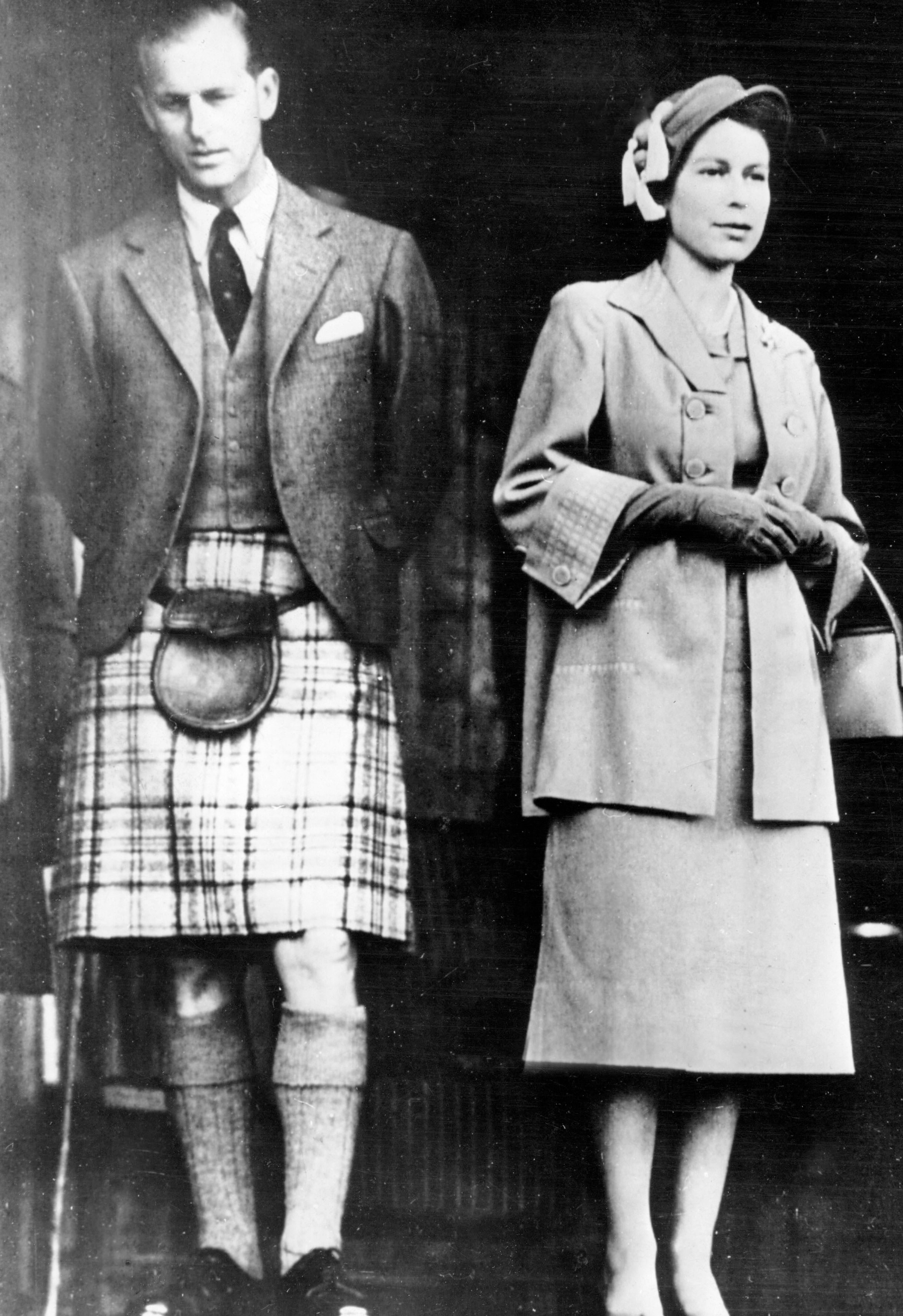 La princesa Isabel y el duque de Edimburgo, con falda escocesa, durante la celebración de Braemar, en Escocia, el 6 de febrero de 1952.