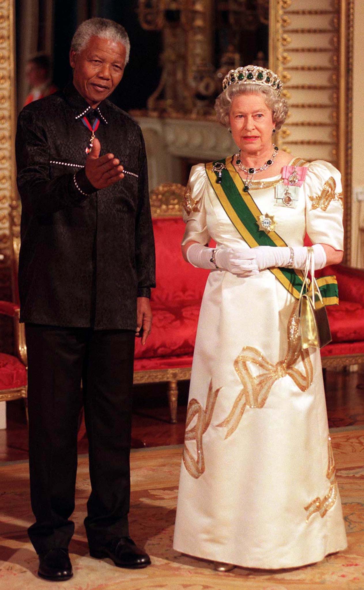 El presidente sudafricano, Nelson Mandela, gesticula junto a la reina Isabel II, en el Palacio de Buckingham el 9 de julio de 1996. 