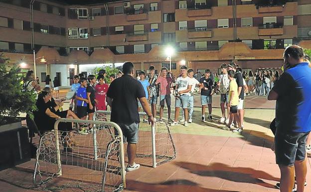 La gincana 'Vaya nochecita' reunió a grupos de adolescentes.