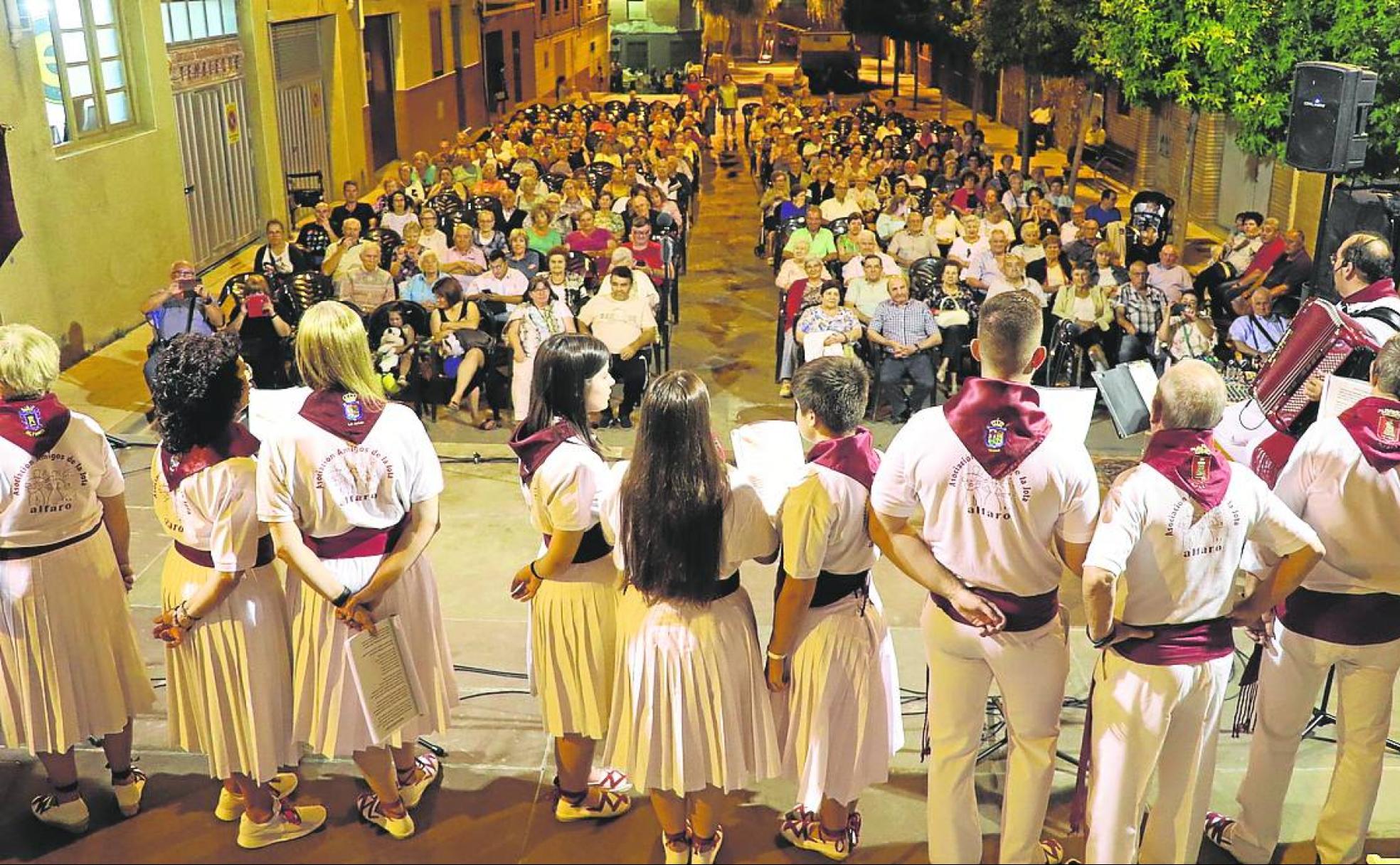 La Asociación de Amigos de la Jota abren las fiestas con un concierto en la plaza del Trinquete. 