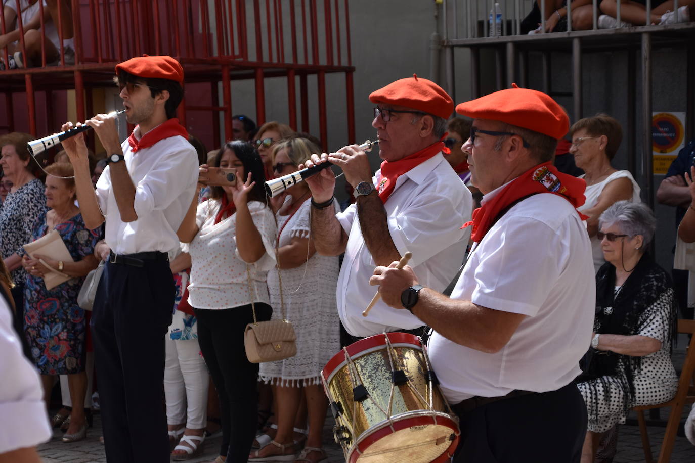Fotos: Día de San Adrián y Santa Natalia con el tradicional pisado de uvas en Autol