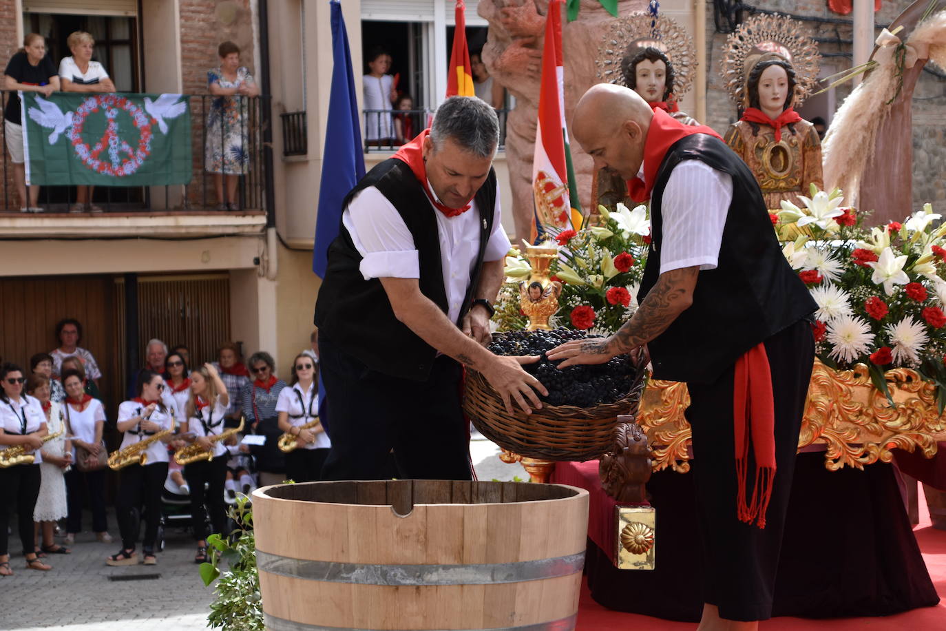 Fotos: Día de San Adrián y Santa Natalia con el tradicional pisado de uvas en Autol