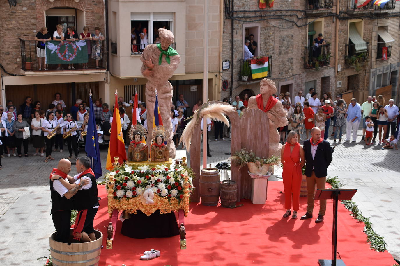 Fotos: Día de San Adrián y Santa Natalia con el tradicional pisado de uvas en Autol