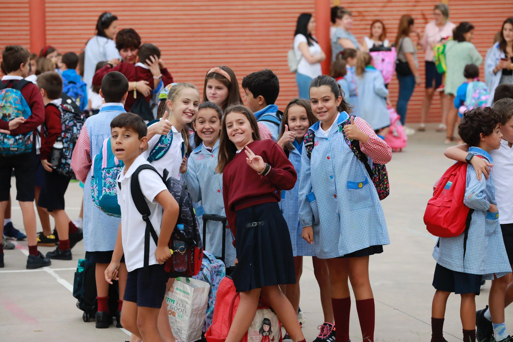 Alumnos y alumnas de Marianistas, en su entrada al colegio