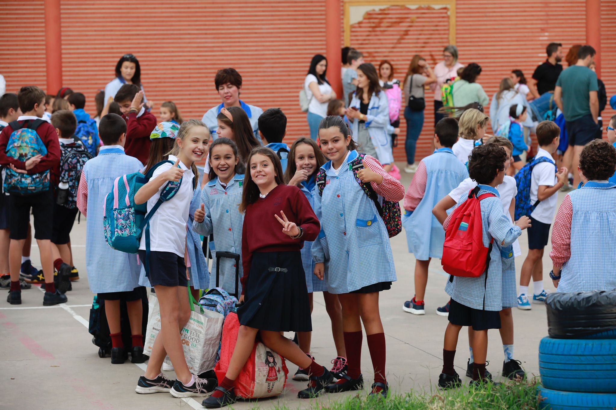 Alumnos y alumnas de Marianistas, en su entrada al colegio