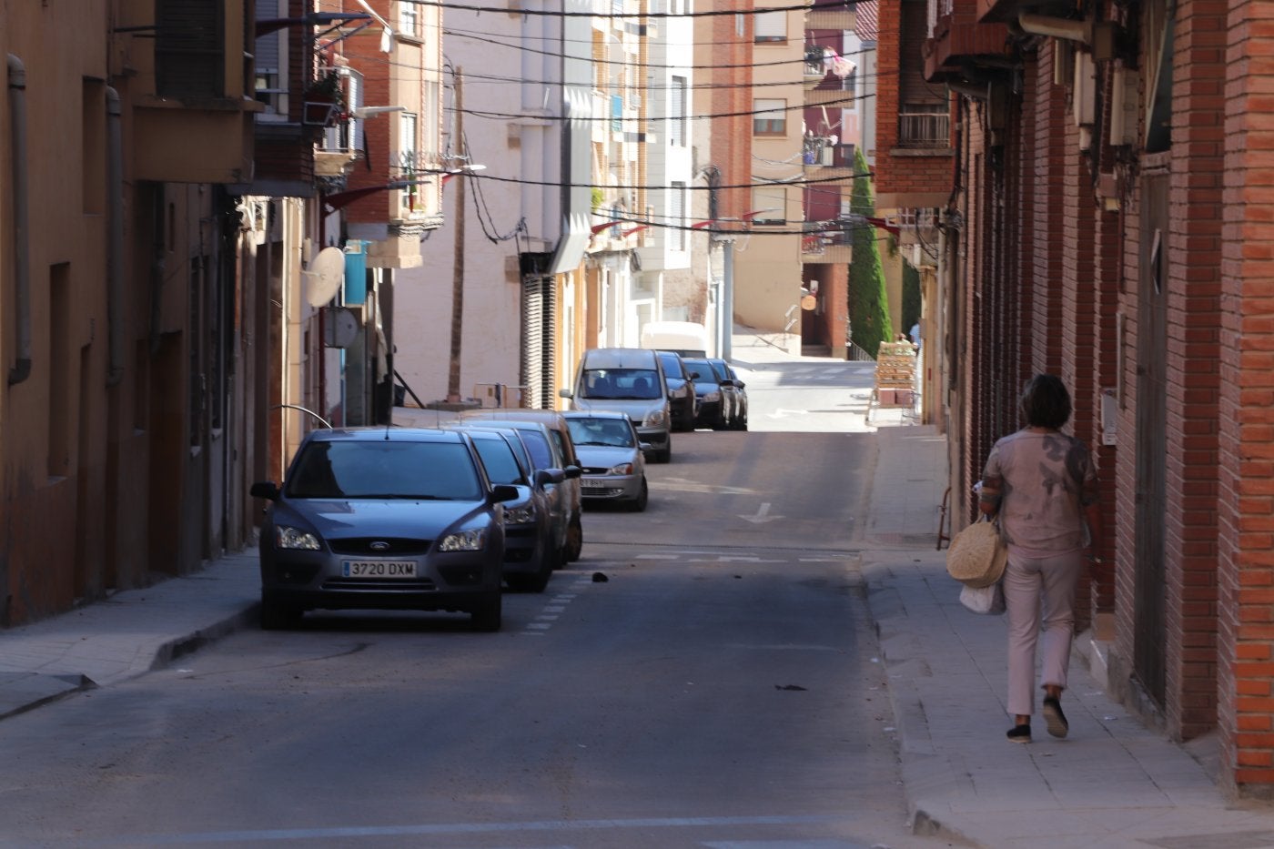 La calle Carrera ya muestra el pavimento y las aceras finalizados, permitiendo el paso a los vecinos. 