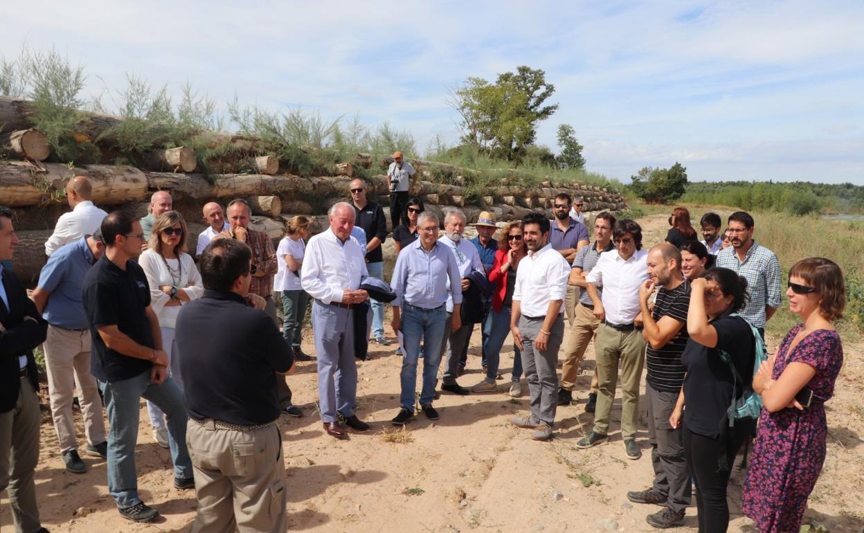 Los representantes de las administraciones visitaron el retranqueo de El Estajao y su muro Krainer. 