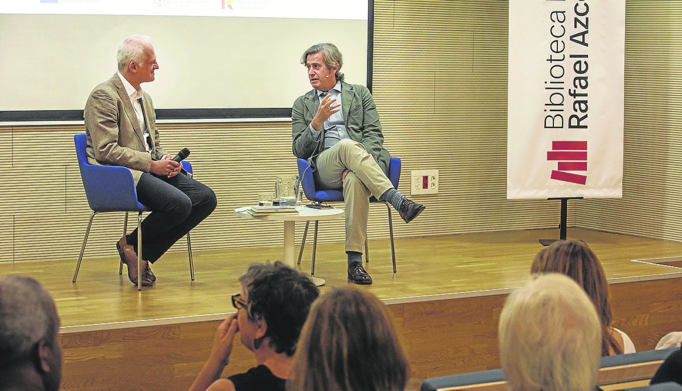 Hermoso de Mendoza y Javier Gomá, durante un momento de su charla. 