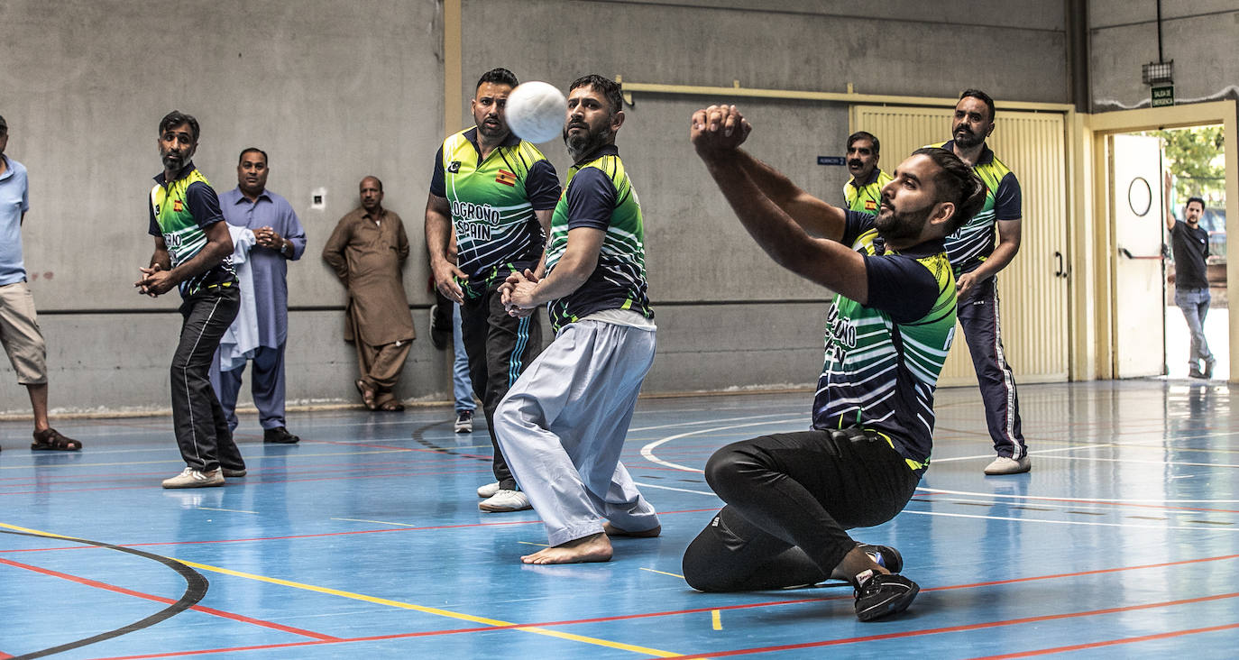 Fotos: La comunidad pakistaní en Europa se vuelca en Logroño con el torneo solidario de shooting volleyball