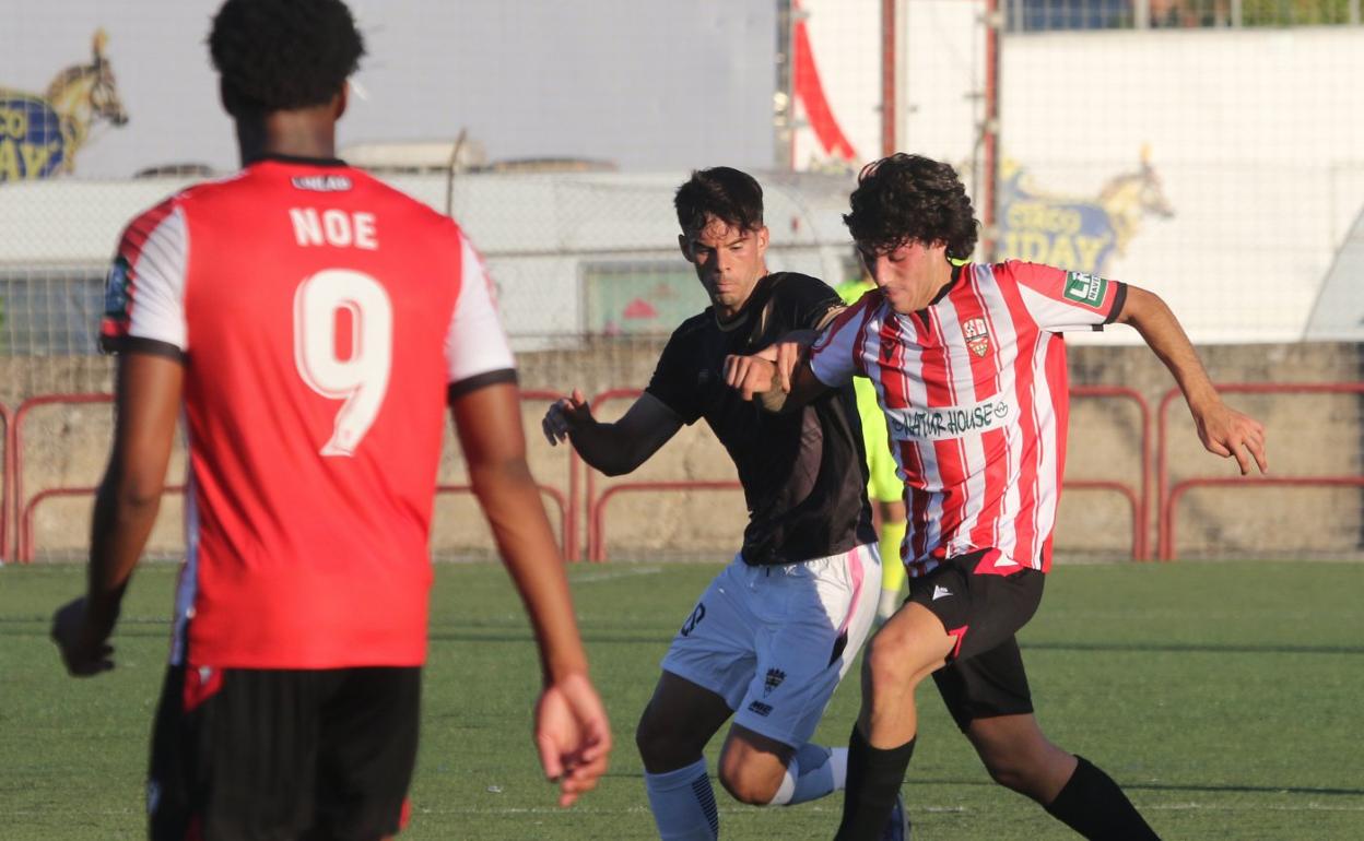 Pugna por el esférico entre la UD Logroñés B y el Racing Rioja. 