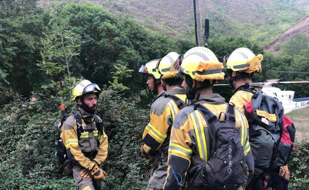 Galería. Los bomberos trabajan en el incendio de Azárrulla