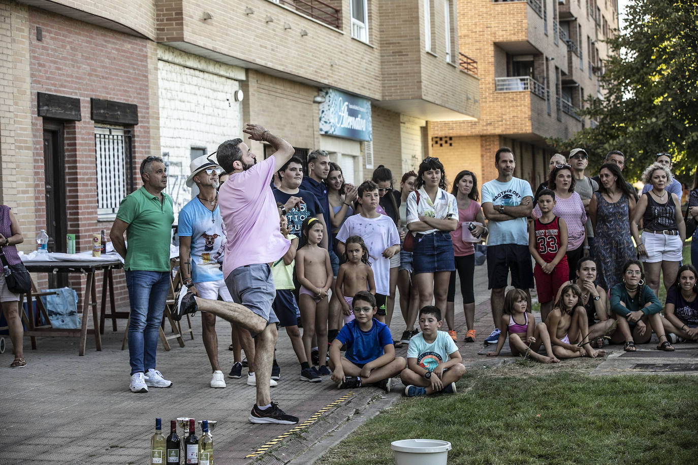 Fotos: Lanzamiento de cubo en las fiestas del barrio logroñés de El Cubo