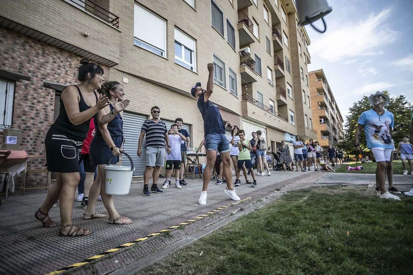 Fotos: Lanzamiento de cubo en las fiestas del barrio logroñés de El Cubo