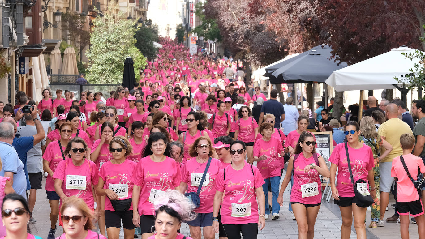 Fotos: El ambiente, los saludos y las fotos en la Carrera de la Mujer en Logroño