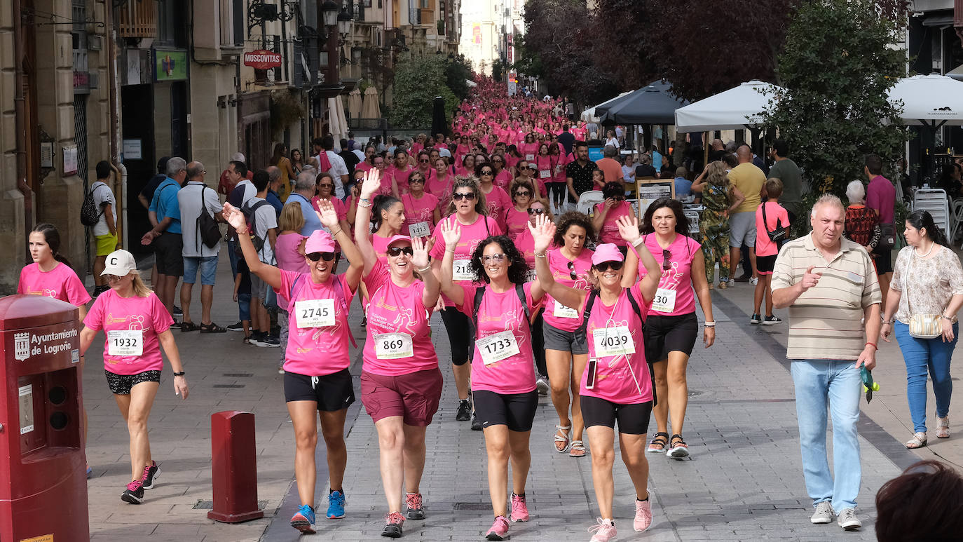 Fotos: El ambiente, los saludos y las fotos en la Carrera de la Mujer en Logroño