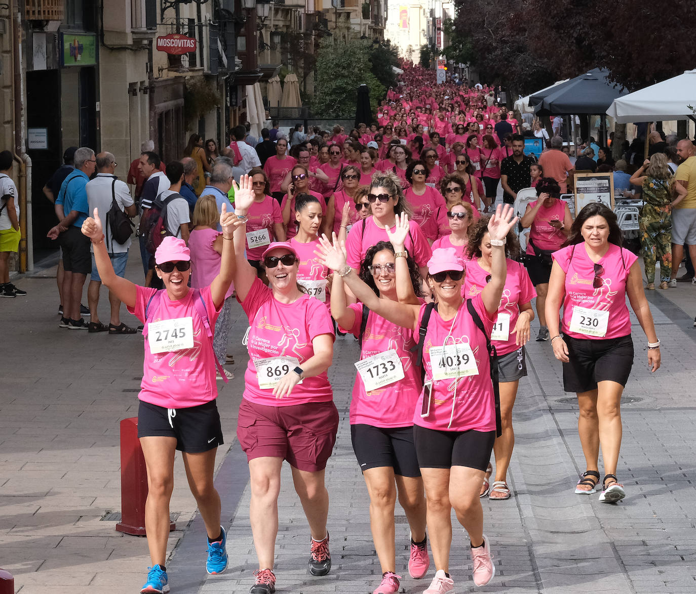 Fotos: El ambiente, los saludos y las fotos en la Carrera de la Mujer en Logroño