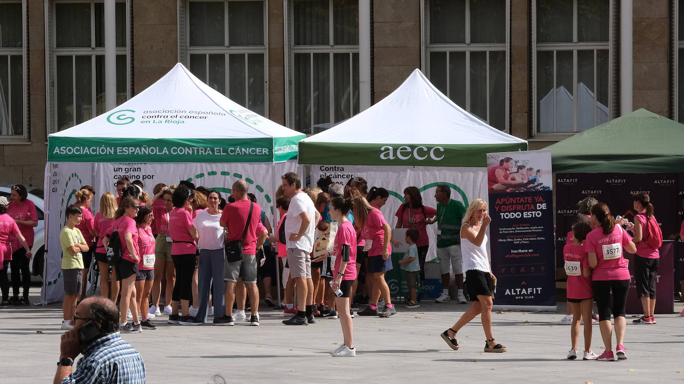 Fotos: El ambiente, los saludos y las fotos en la Carrera de la Mujer en Logroño