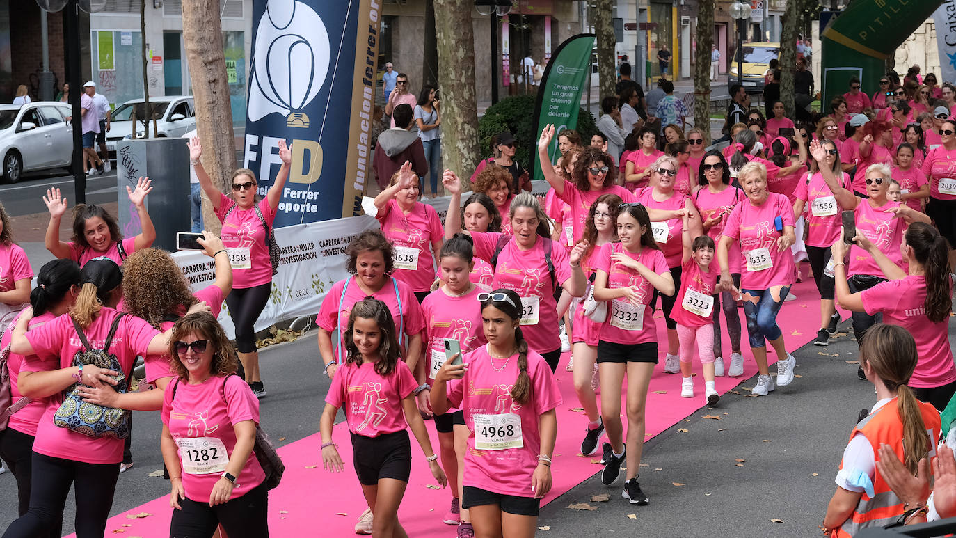 Fotos: El ambiente, los saludos y las fotos en la Carrera de la Mujer en Logroño