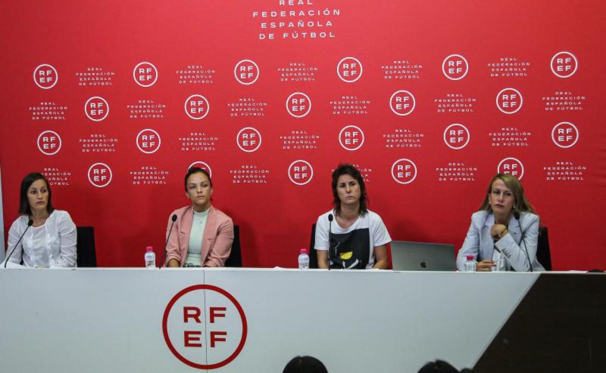 Guadalupe Porras, Marta Huerta de Haza, Marta Frías y Yolanda Parga, durante la rueda de prensa. 