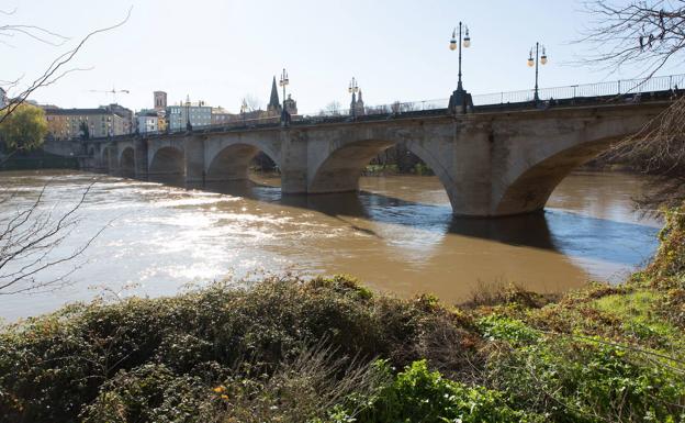 El puente de Piedra sobre el río Ebro 