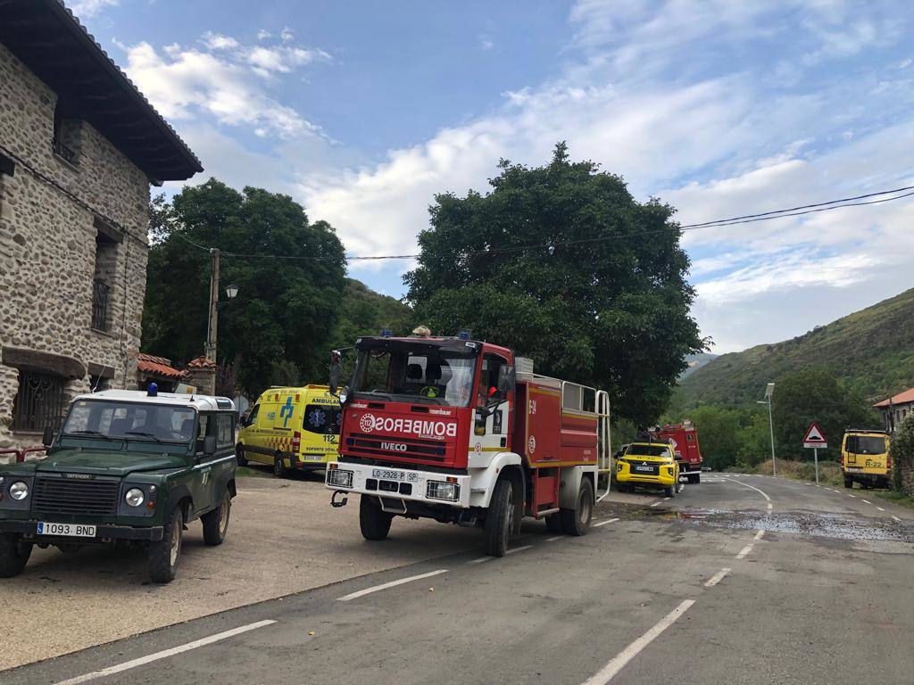 Fotos: Los bomberos trabajan en el incendio de Azárrulla