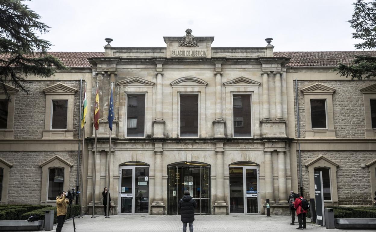 La hija legal del acusado de violarla reiteradamente se niega a declarar contra él