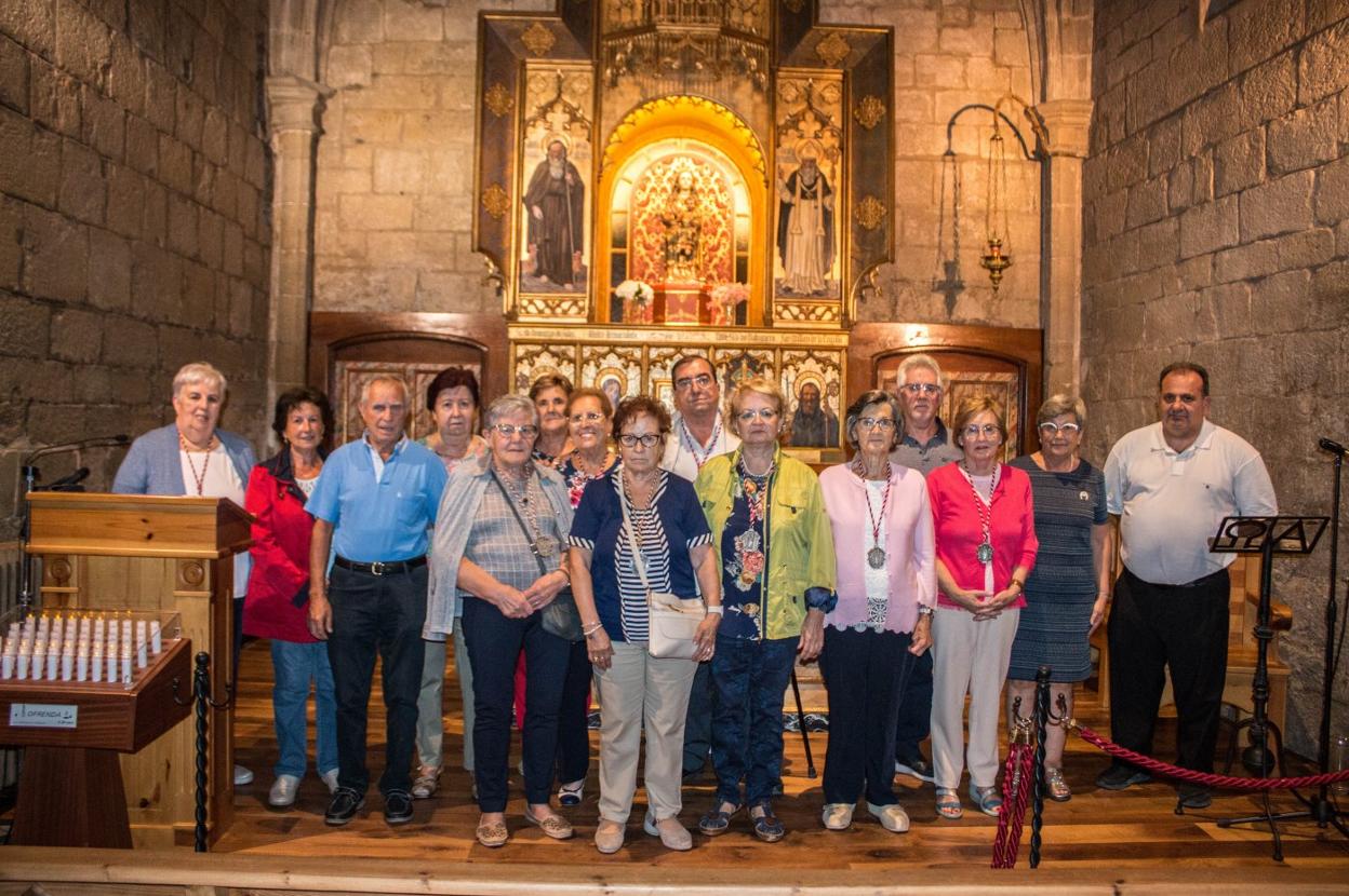 La cofradía saliente y la entrante, junto a los dos nuevos 'hermanos', ayer en la ermita de la Virgen de la Plaza. 